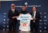 Luis Henrique avec Fabrizio Ravanelli et Pablo Longoria lors de sa prolongation à l'OM