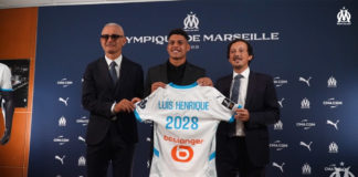 Luis Henrique avec Fabrizio Ravanelli et Pablo Longoria lors de sa prolongation à l'OM