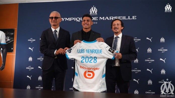 Luis Henrique avec Fabrizio Ravanelli et Pablo Longoria lors de sa prolongation à l'OM