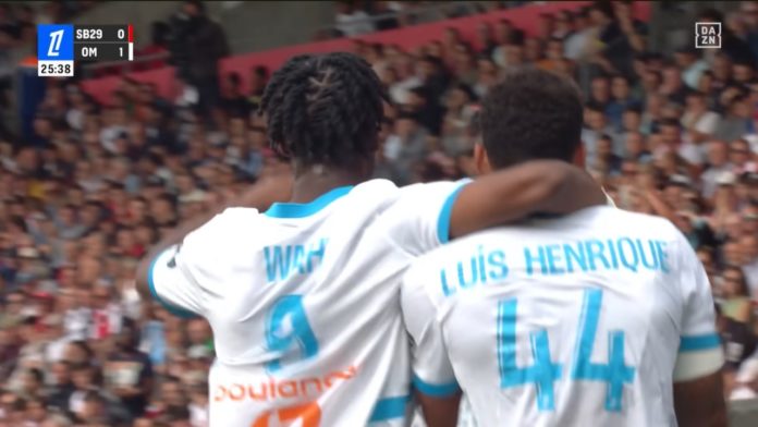 Wahi et Luis Henrique fêtent un but lors de Brest-OM (capture DAZN)