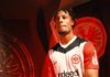 Elye Wahi pose sous le maillot de l'Eintracht Francfort