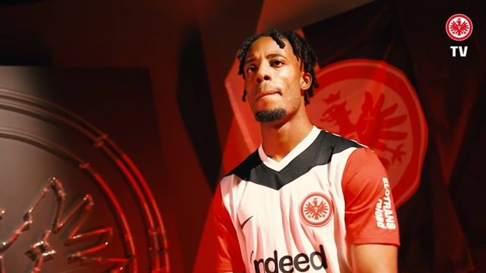 Elye Wahi pose sous le maillot de l'Eintracht Francfort