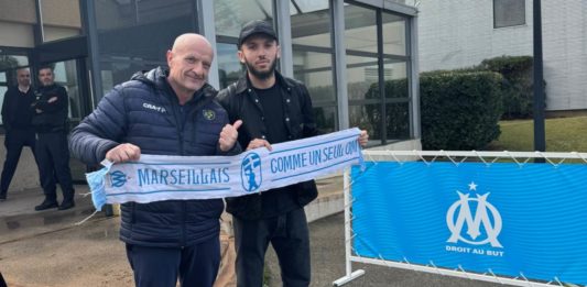 Amine Gouiri avec Titi lors de son arrivée à Marseille (@Mode55489648)