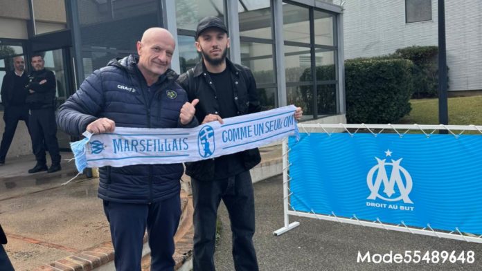 Amine Gouiri avec Titi lors de son arrivée à Marseille (@Mode55489648)