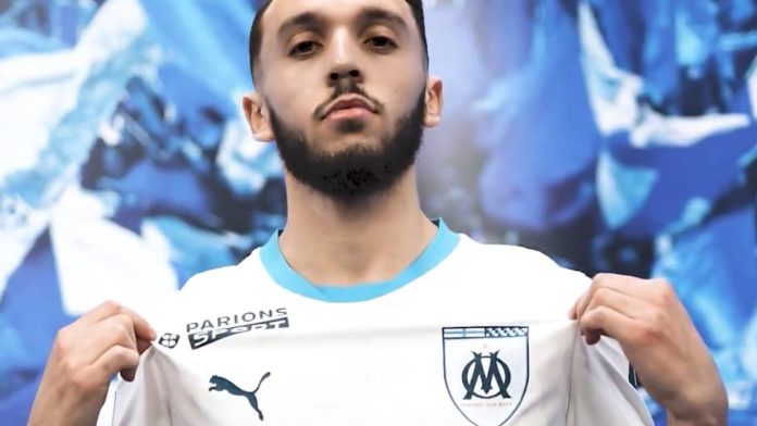 Amine Gouiri pose sous les couleurs de l'OM